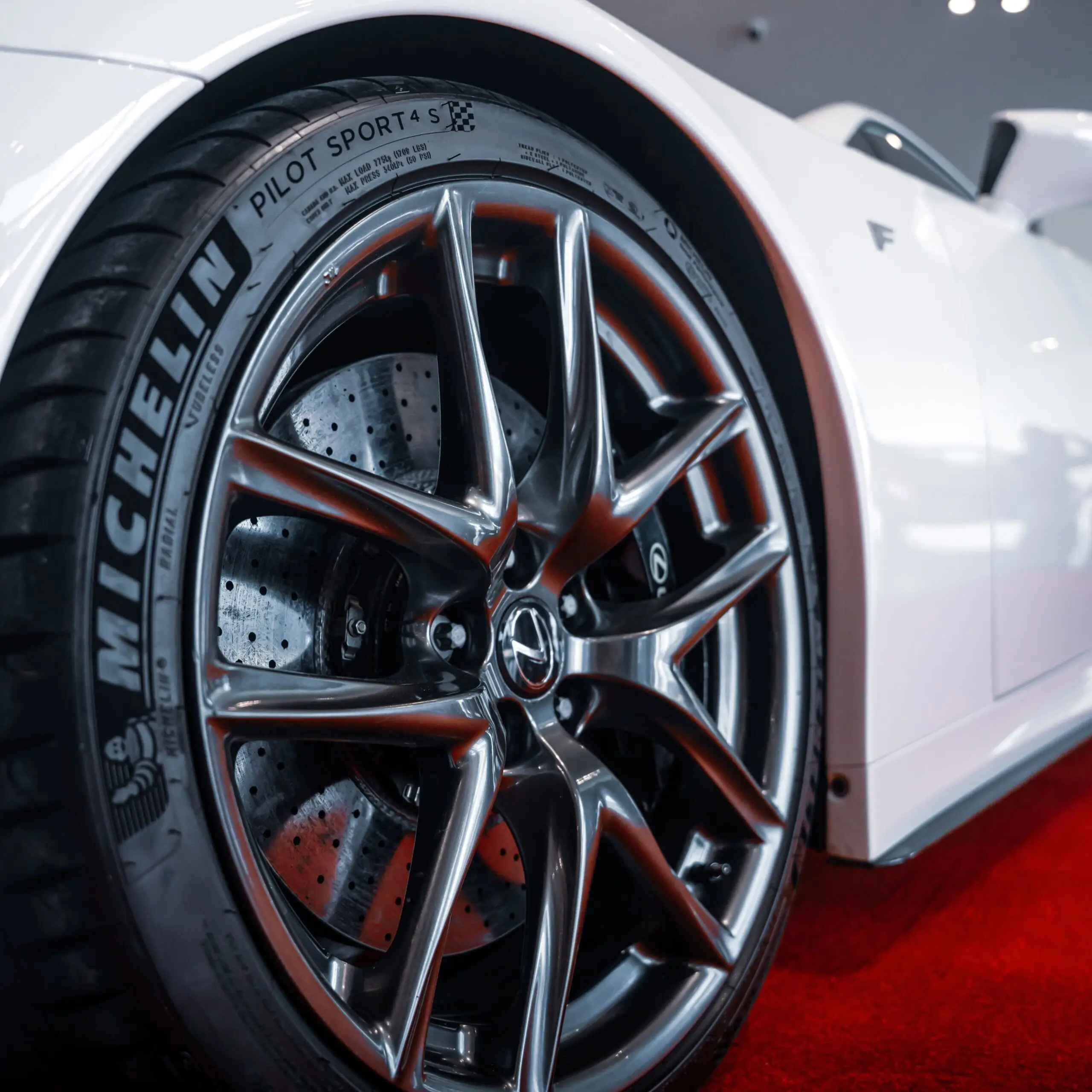 Comparison of square fit tire versus stretched tire on same 20x9 wheel